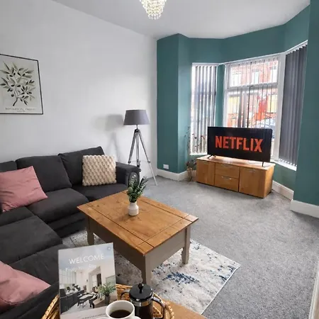 Contemporary 4br Stay, Near White Rose Centre Sleeps 9 Apartment *