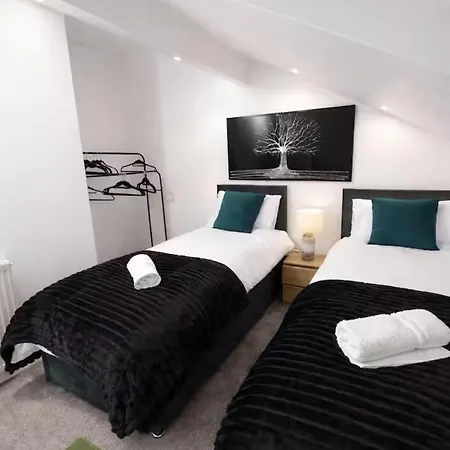 Contemporary 4br Stay, Near White Rose Centre Sleeps 9 Apartment