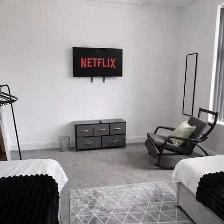 Contemporary 4br Stay, Near White Rose Centre Sleeps 9 Apartment