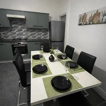 Contemporary 4br Stay, Near White Rose Centre Sleeps 9 * Leeds (West Yorkshire)
