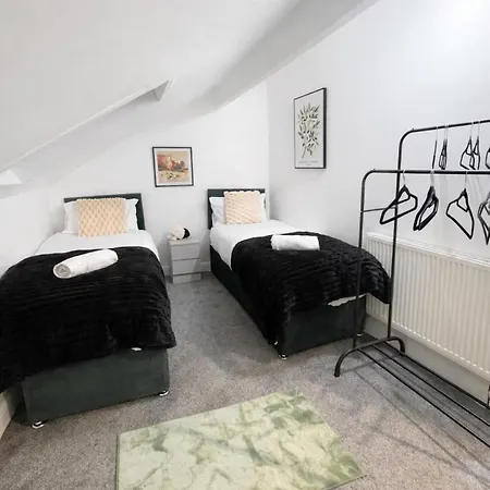 Contemporary 4br Stay, Near White Rose Centre Sleeps 9 *