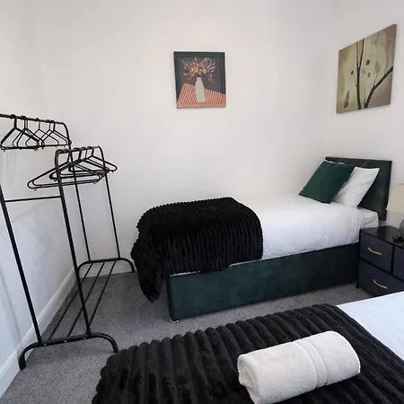 Contemporary 4br Stay, Near White Rose Centre Sleeps 9 *