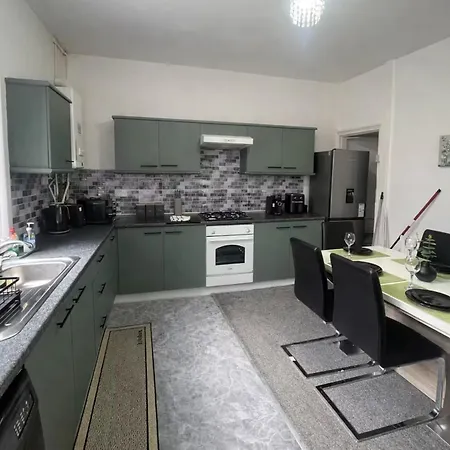 Contemporary 4br Stay, Near White Rose Centre Sleeps 9