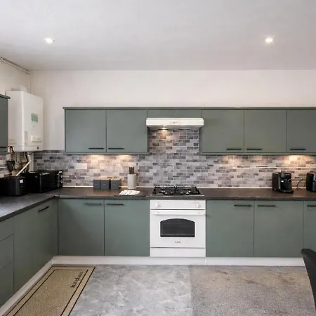 Contemporary 4br Stay, Near White Rose Centre Sleeps 9
