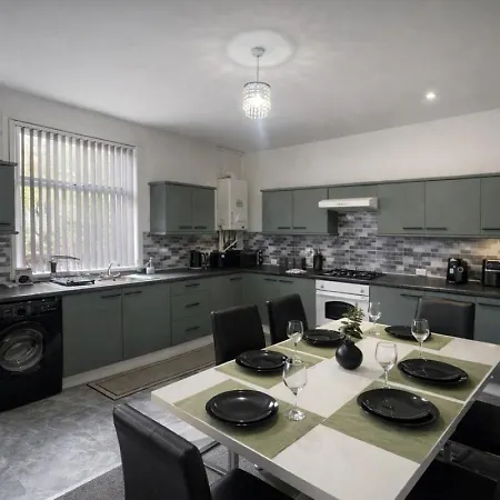 Contemporary 4br Stay, Near White Rose Centre Sleeps 9 Apartment *