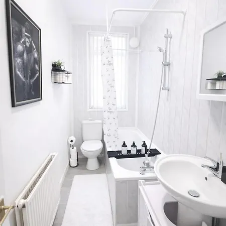 Contemporary 4br Stay, Near White Rose Centre Sleeps 9
