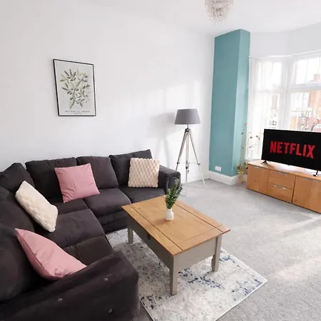 Contemporary 4br Stay, Near White Rose Centre Sleeps 9 * Leeds (West Yorkshire)