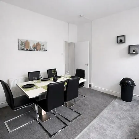 Modern 4 Bedroom Near White Rose Centre Sleeps 9 With 8 Beds Ideal For Families Contractors Work Crews Business Relocations And Long Spacious Comfortable And Well Suited For Groups *