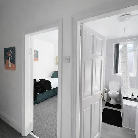 Apartment Contemporary 4br Stay, Near White Rose Centre Sleeps 9 Leeds (West Yorkshire)