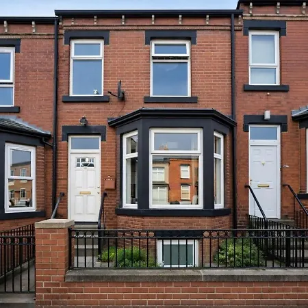 Apartment Contemporary 4br Stay, Near White Rose Centre Sleeps 9 *