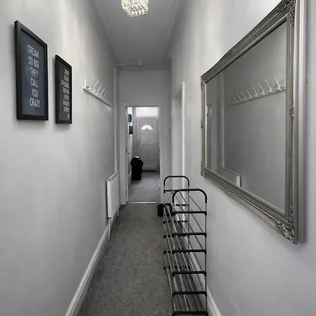 Apartment Contemporary 4br Stay, Near White Rose Centre Sleeps 9 *