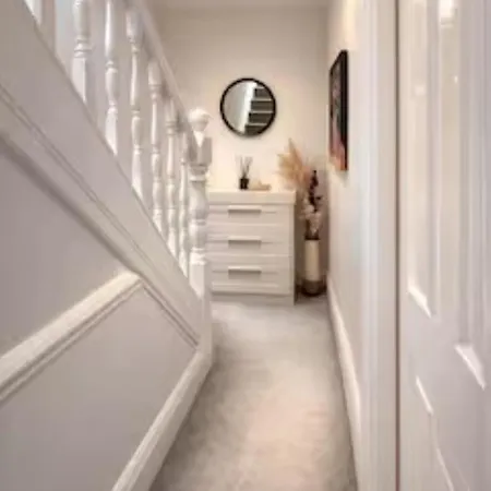 Contemporary 4br Stay, Near White Rose Centre Sleeps 9