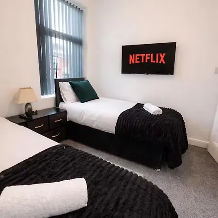 Contemporary 4br Stay, Near White Rose Centre Sleeps 9 Apartment *