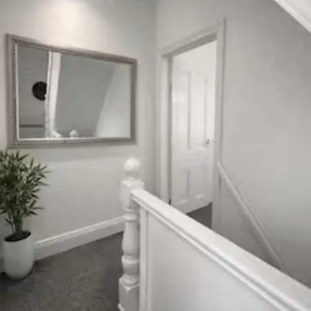 Contemporary 4br Stay, Near White Rose Centre Sleeps 9 Apartment