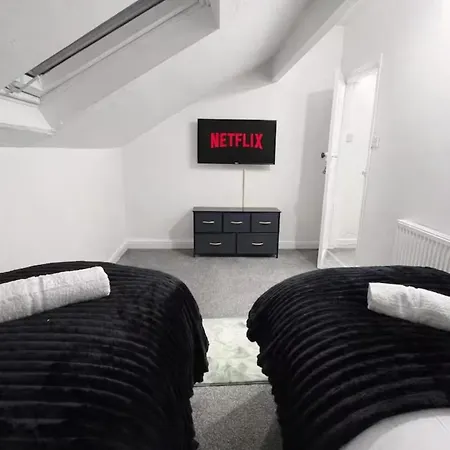 Contemporary 4br Stay, Near White Rose Centre Sleeps 9