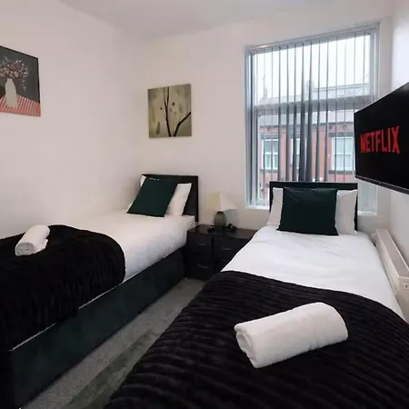 Contemporary 4br Stay, Near White Rose Centre Sleeps 9 Apartment *