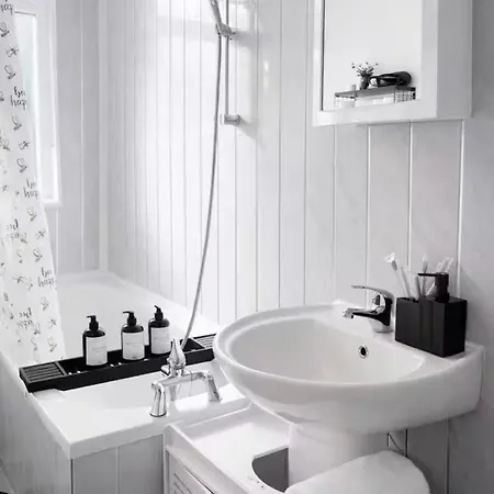 Apartment Contemporary 4br Stay, Near White Rose Centre Sleeps 9 Leeds (West Yorkshire)