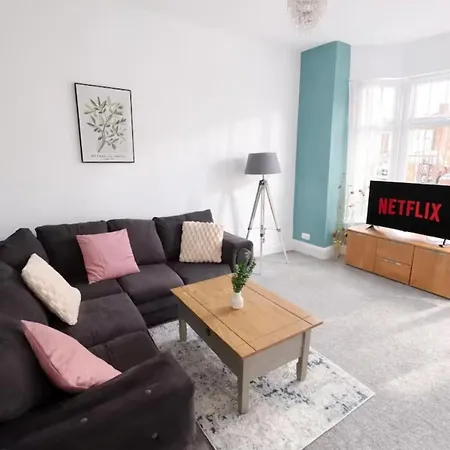 Contemporary 4br Stay, Near White Rose Centre Sleeps 9 * Leeds (West Yorkshire)
