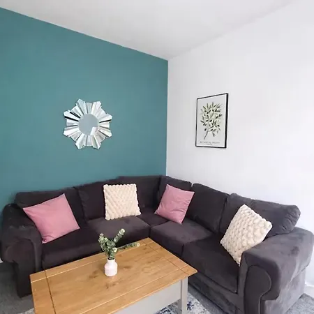 Apartment Contemporary 4br Stay, Near White Rose Centre Sleeps 9 *